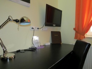 Schreibtisch und TV